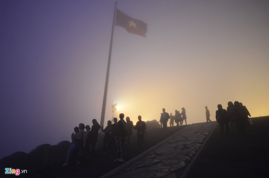 Người dân hành hương về Yên Tử trong đêm